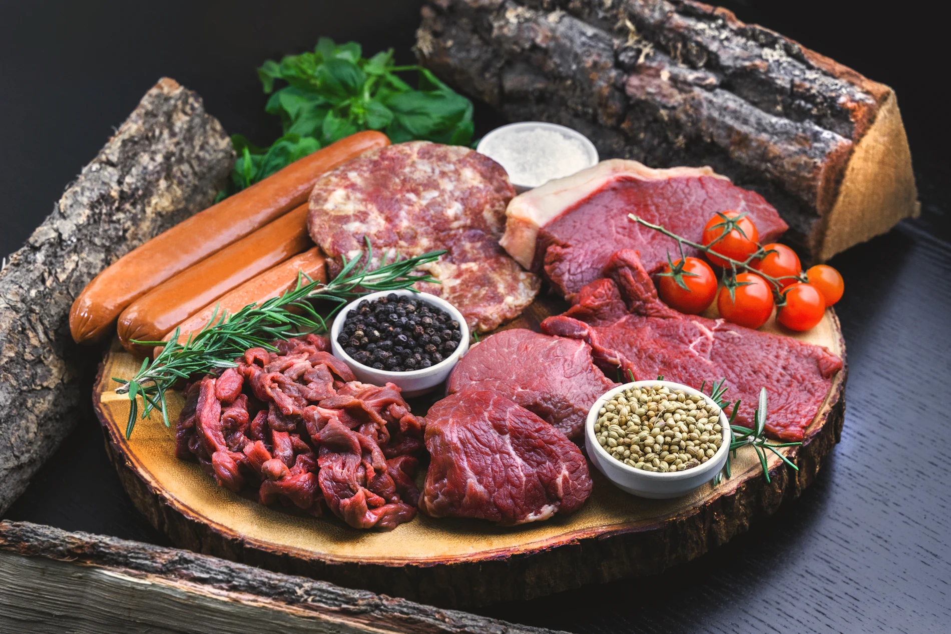 Cortes de carne crudos sobre tabla de madera