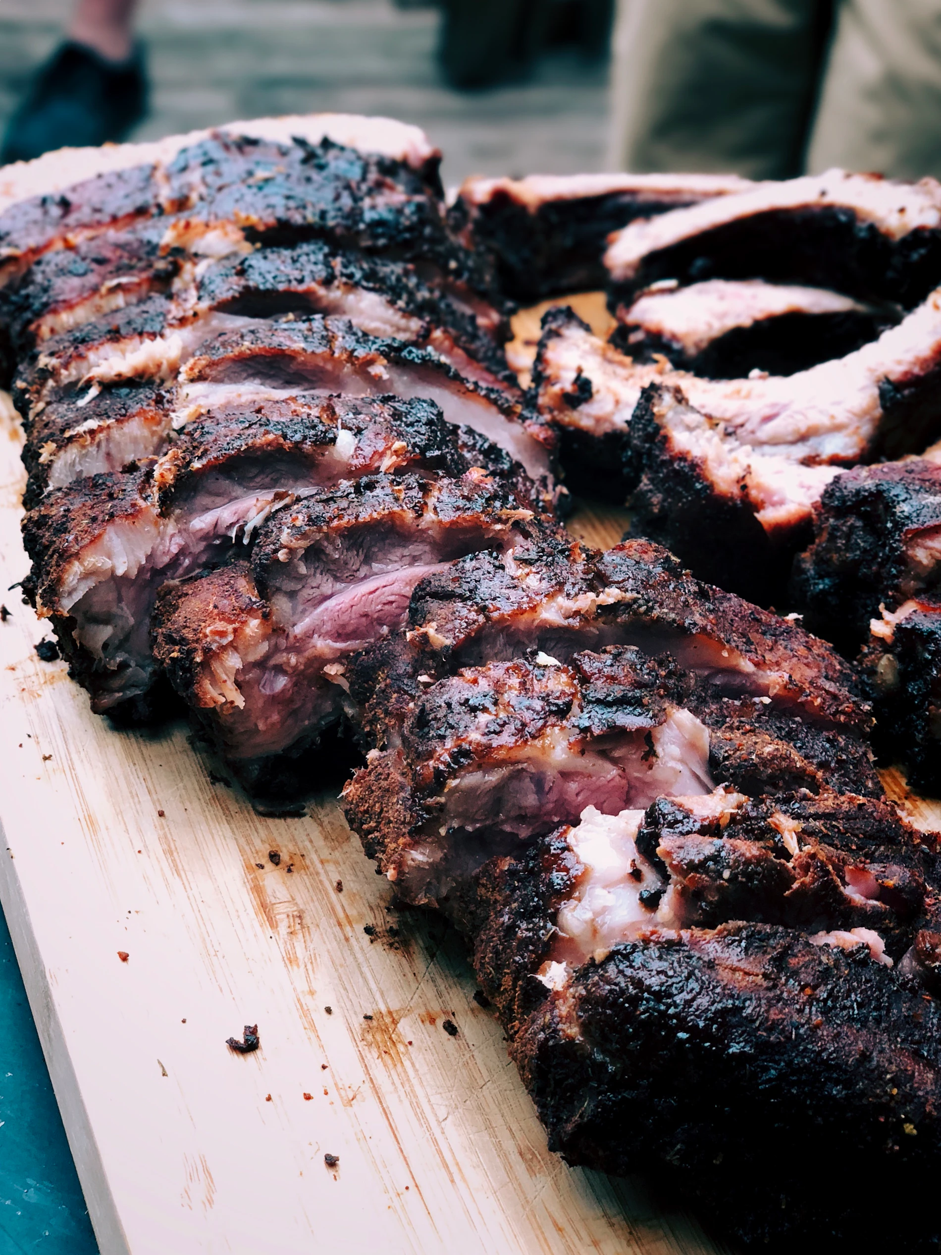Carne asada cortada en rodajas sobre la tabla