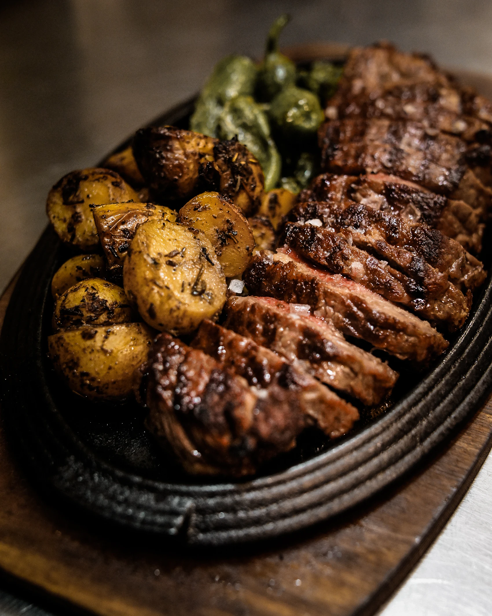 Carnes sobre la parrilla, con las brasas encendidas