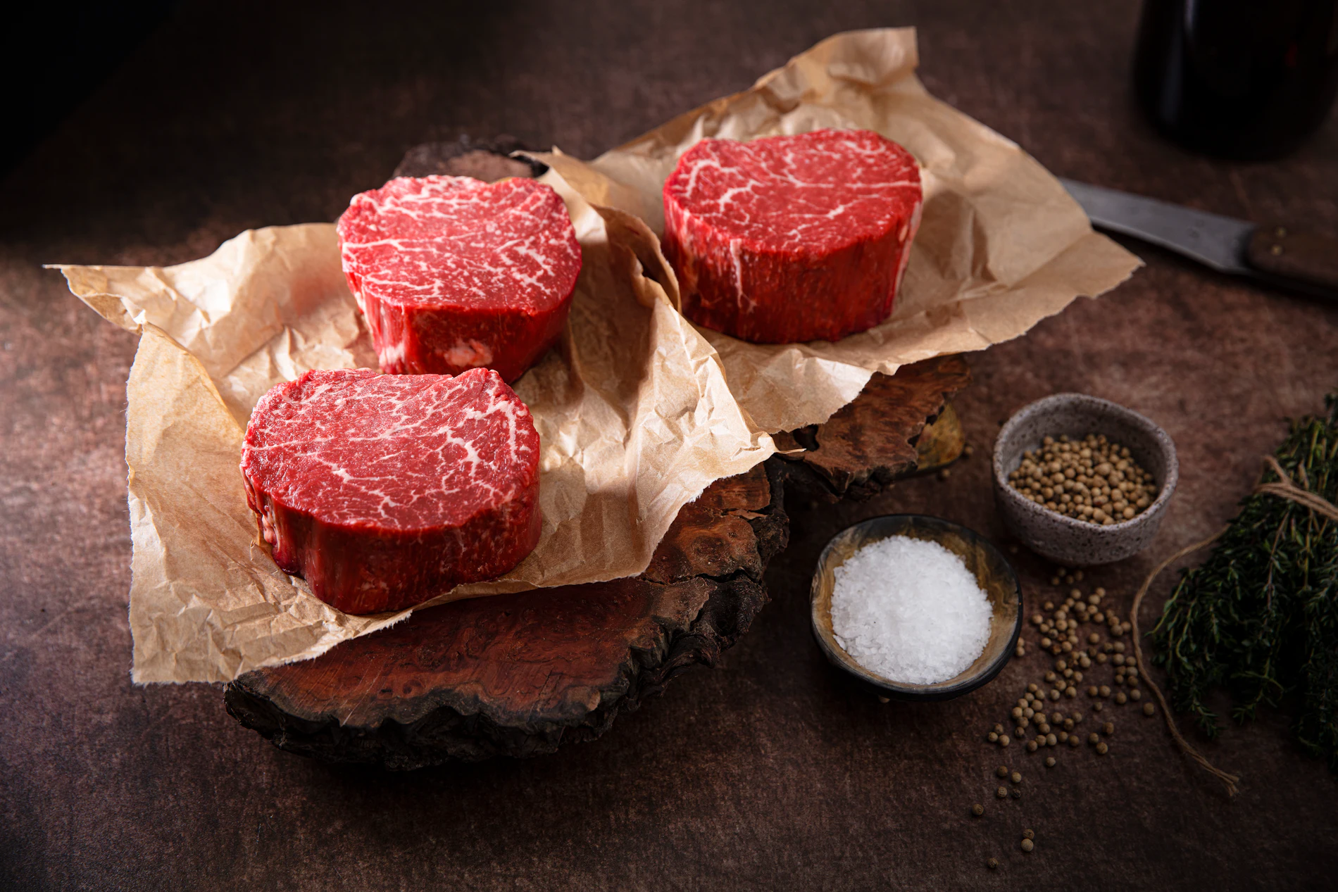 Cortes de carne madurados sobre papel