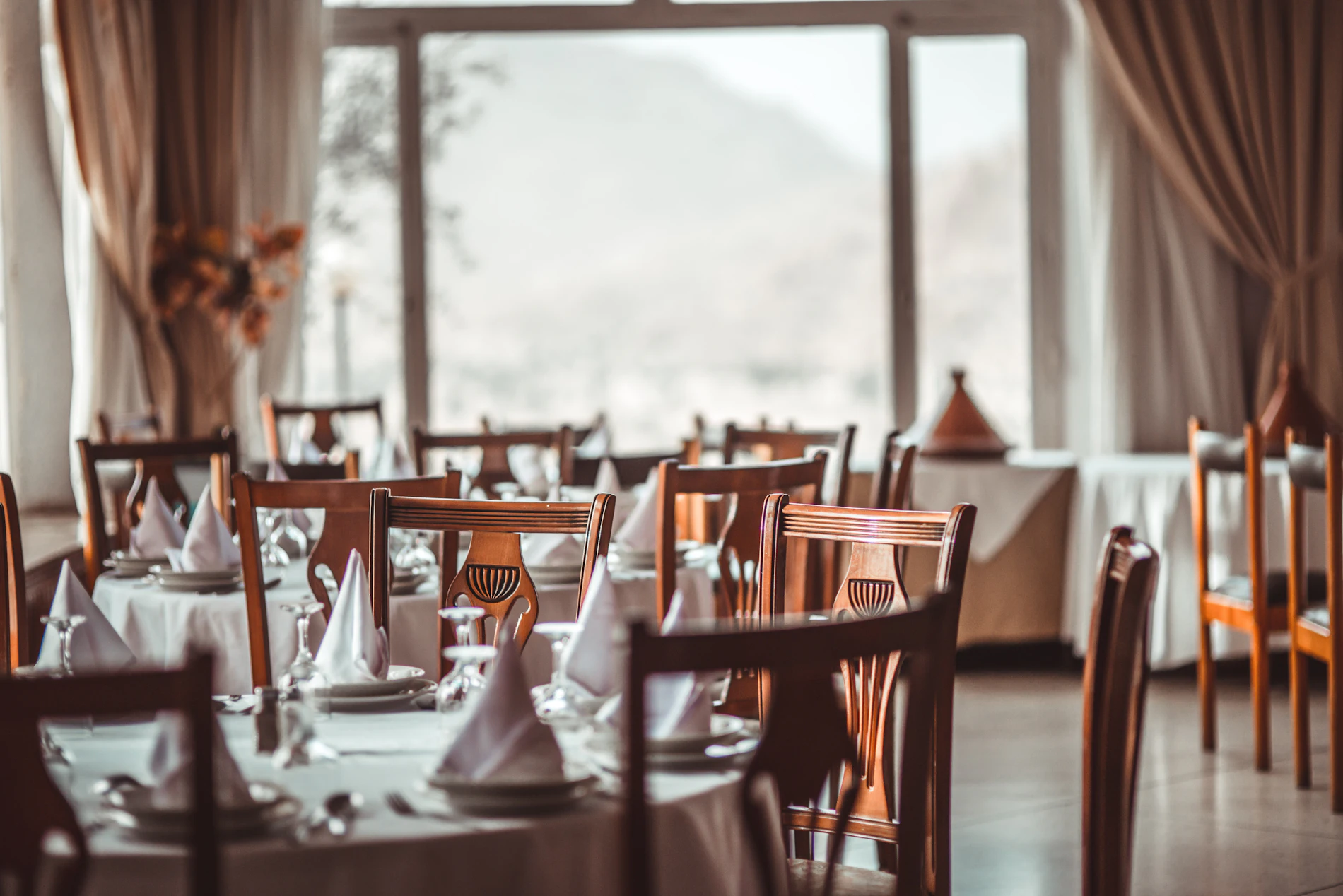 Salón de restaurante con manteles blancos