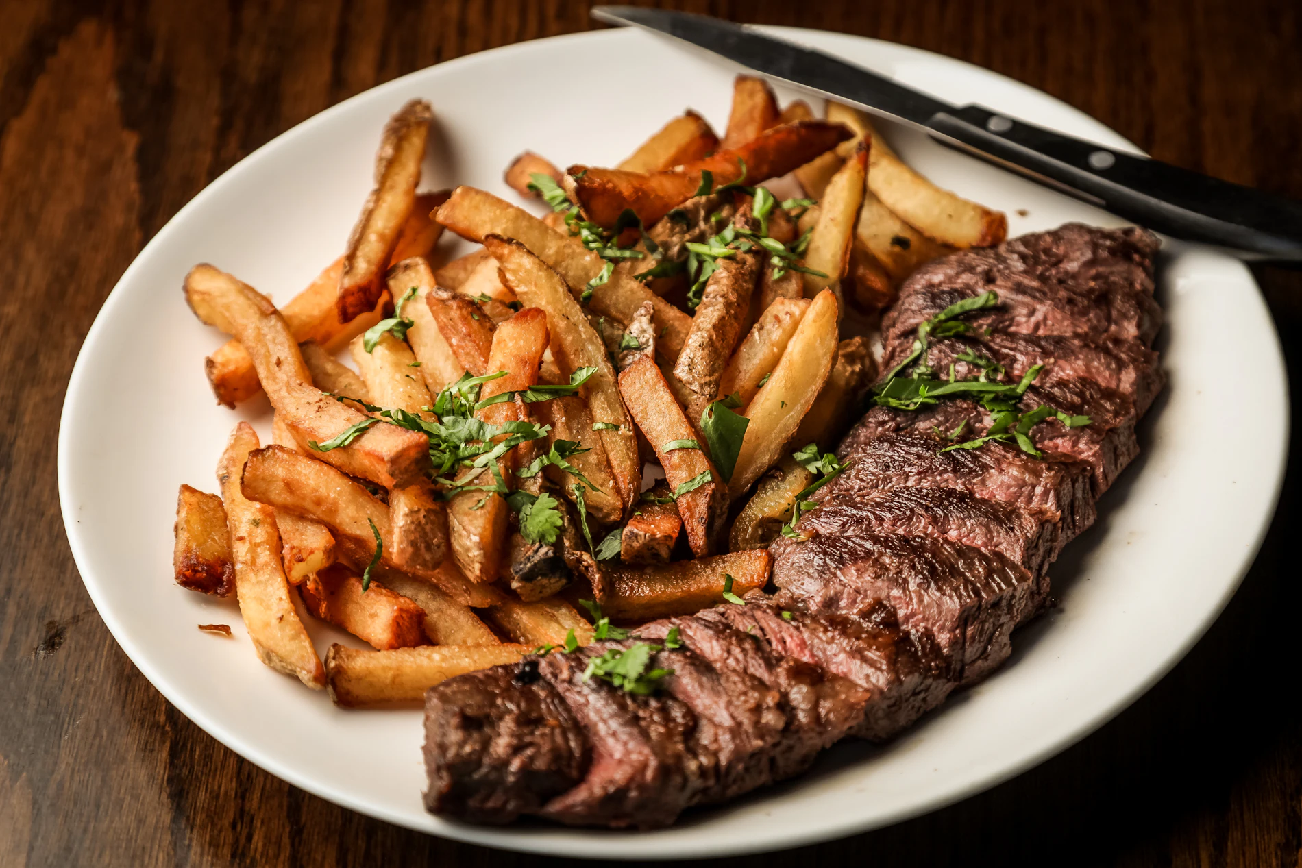 Corte de carne servido con guarnición
